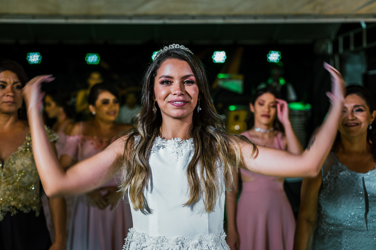 noiva-linda-feliz-casamento-makin of-maquiagem-make-vestido-salão-wedding-casamento-pride-buffet-eusébio-noivos-fotografo de casamento-fotografia-celebração-bolo