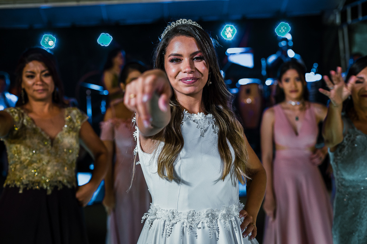 noiva-linda-feliz-casamento-makin of-maquiagem-make-vestido-salão-wedding-casamento-pride-buffet-eusébio-noivos-fotografo de casamento-fotografia-celebração-bolo