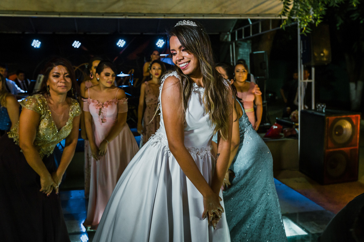 noiva-linda-feliz-casamento-makin of-maquiagem-make-vestido-salão-wedding-casamento-pride-buffet-eusébio-noivos-fotografo de casamento-fotografia-celebração-bolo