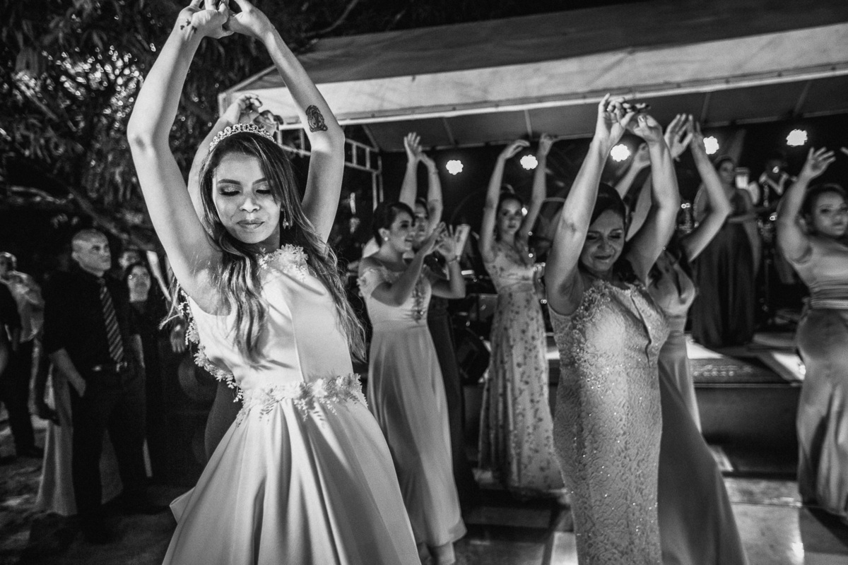 noiva-linda-feliz-casamento-makin of-maquiagem-make-vestido-salão-wedding-casamento-pride-buffet-eusébio-noivos-fotografo de casamento-fotografia-celebração-bolo