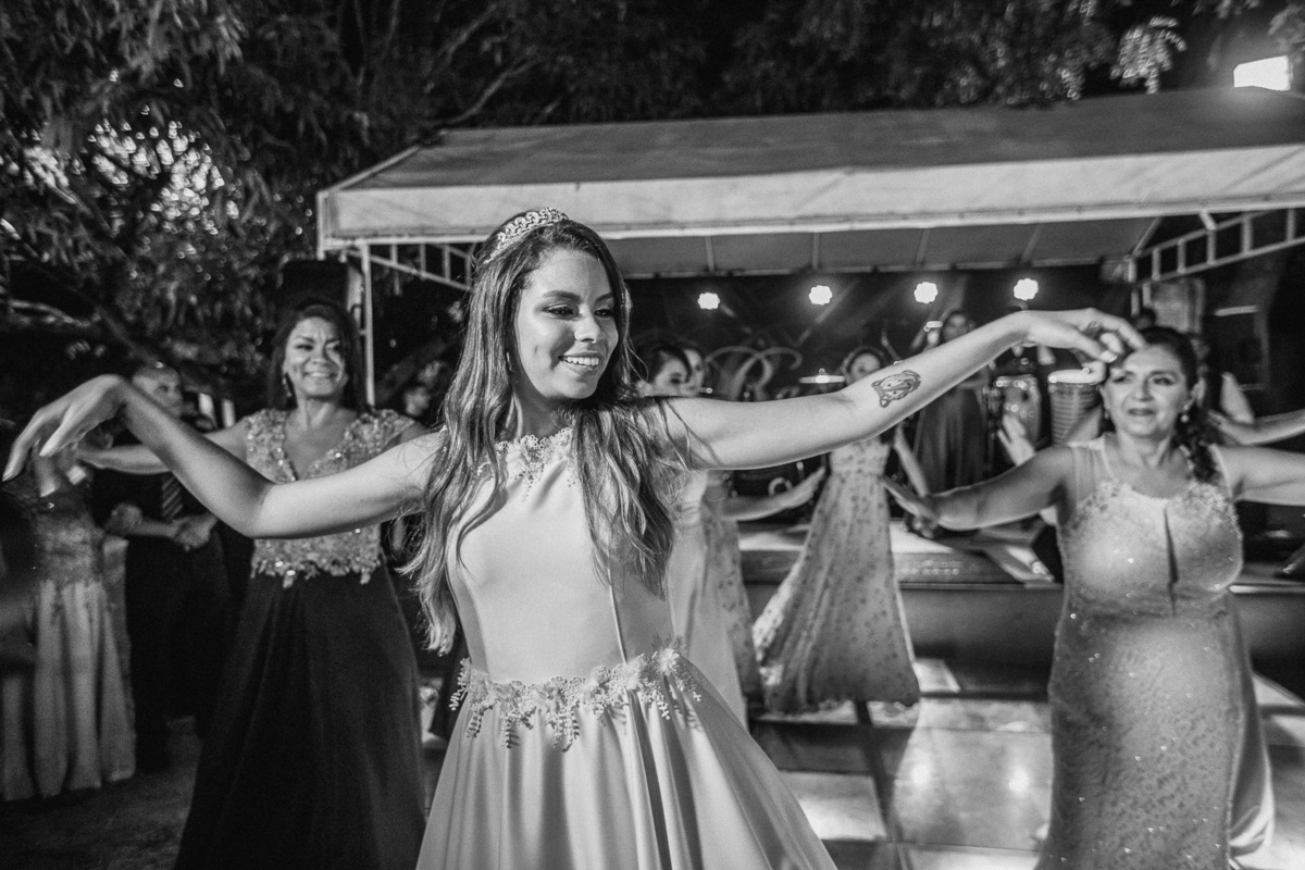 noiva-linda-feliz-casamento-makin of-maquiagem-make-vestido-salão-wedding-casamento-pride-buffet-eusébio-noivos-fotografo de casamento-fotografia-celebração-bolo