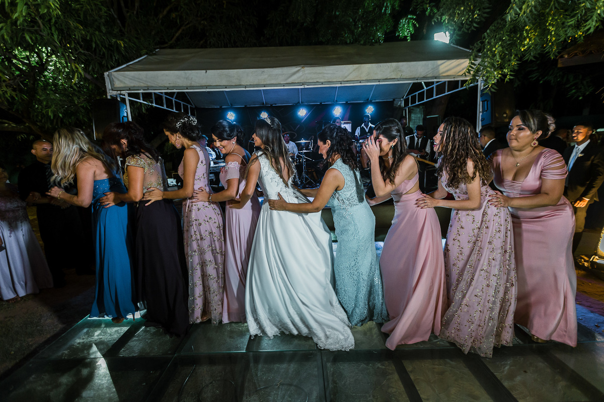 noiva-linda-feliz-casamento-makin of-maquiagem-make-vestido-salão-wedding-casamento-pride-buffet-eusébio-noivos-fotografo de casamento-fotografia-celebração-bolo