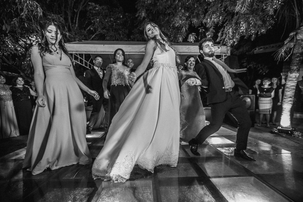 noiva-linda-feliz-casamento-makin of-maquiagem-make-vestido-salão-wedding-casamento-pride-buffet-eusébio-noivos-fotografo de casamento-fotografia-celebração-bolo