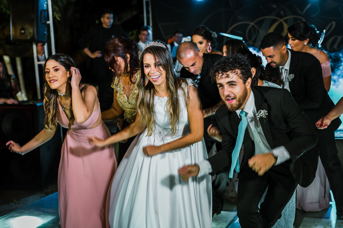 noiva-linda-feliz-casamento-makin of-maquiagem-make-vestido-salão-wedding-casamento-pride-buffet-eusébio-noivos-fotografo de casamento-fotografia-celebração-bolo