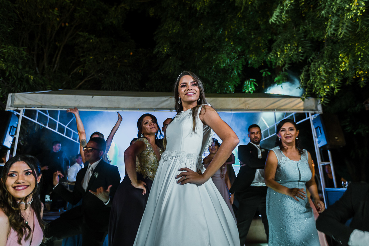 noiva-linda-feliz-casamento-makin of-maquiagem-make-vestido-salão-wedding-casamento-pride-buffet-eusébio-noivos-fotografo de casamento-fotografia-celebração-bolo