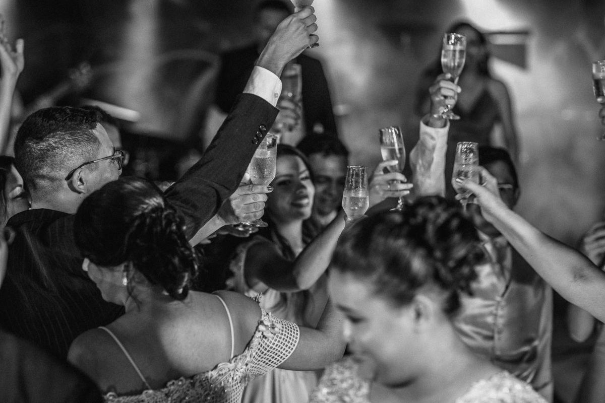 noiva-linda-feliz-casamento-makin of-maquiagem-make-vestido-salão-wedding-casamento-pride-buffet-eusébio-noivos-fotografo de casamento-fotografia-celebração-bolo