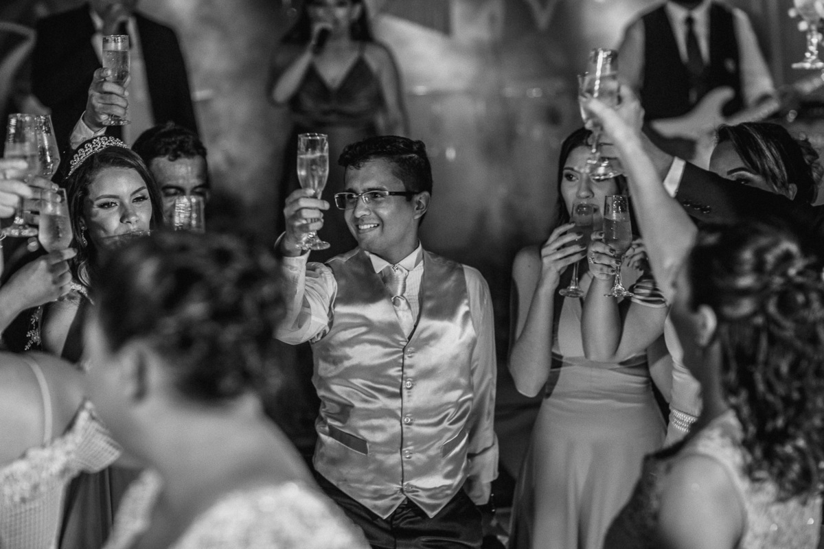 noiva-linda-feliz-casamento-makin of-maquiagem-make-vestido-salão-wedding-casamento-pride-buffet-eusébio-noivos-fotografo de casamento-fotografia-celebração-bolo