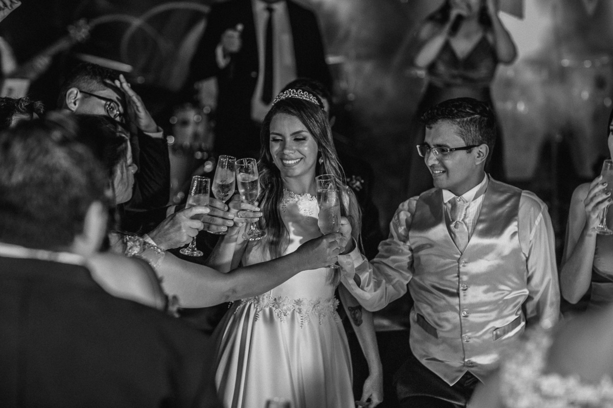 noiva-linda-feliz-casamento-makin of-maquiagem-make-vestido-salão-wedding-casamento-pride-buffet-eusébio-noivos-fotografo de casamento-fotografia-celebração-bolo