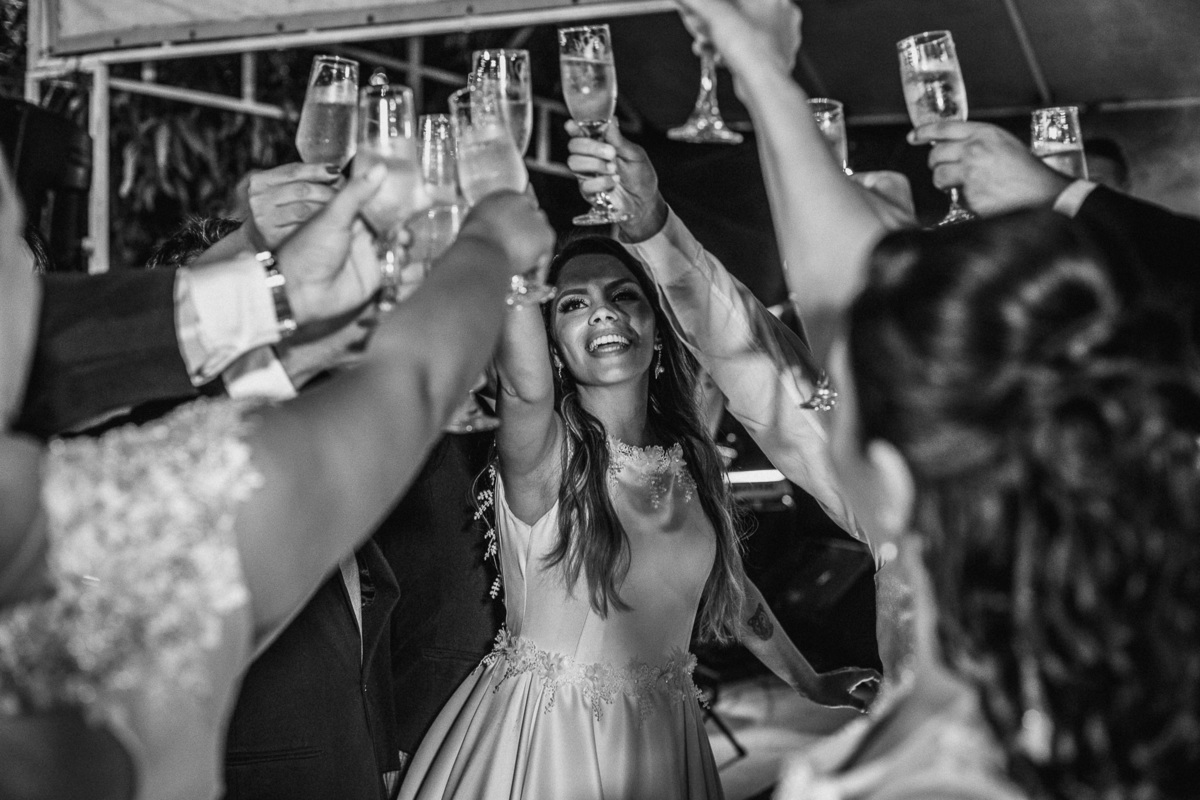 noiva-linda-feliz-casamento-makin of-maquiagem-make-vestido-salão-wedding-casamento-pride-buffet-eusébio-noivos-fotografo de casamento-fotografia-celebração-bolo