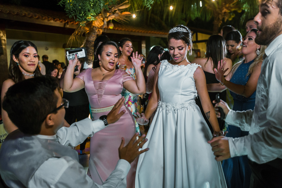 noiva-linda-feliz-casamento-makin of-maquiagem-make-vestido-salão-wedding-casamento-pride-buffet-eusébio-noivos-fotografo de casamento-fotografia-celebração-bolo