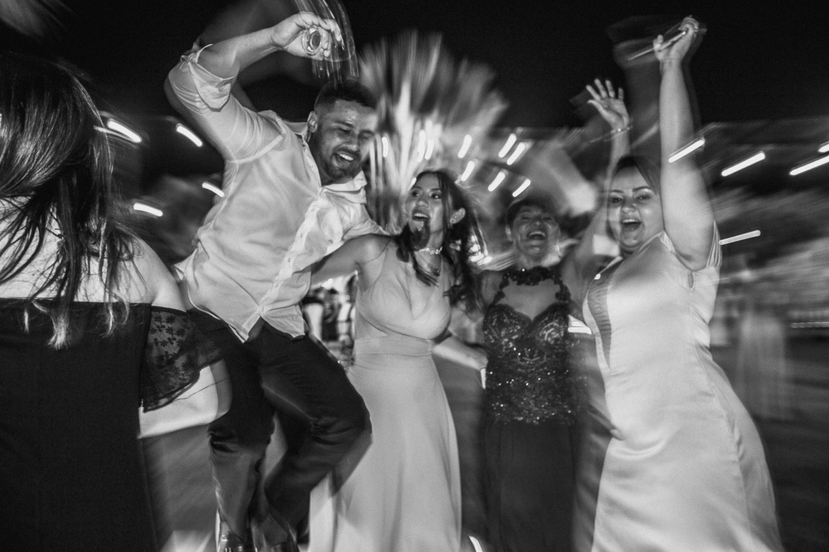 noiva-linda-feliz-casamento-makin of-maquiagem-make-vestido-salão-wedding-casamento-pride-buffet-eusébio-noivos-fotografo de casamento-fotografia-celebração-bolo