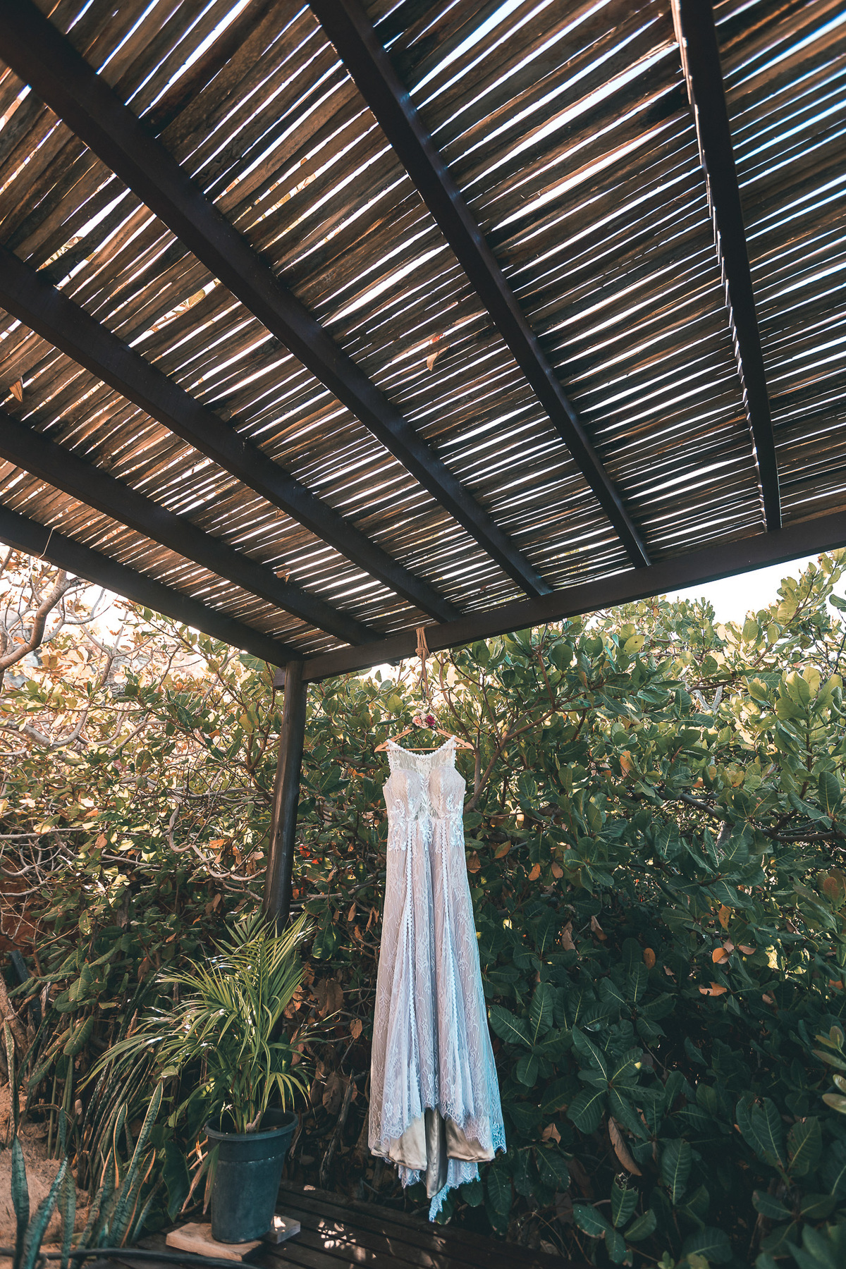 wedding-casamento-praia-beach-summer-lover-praia icapui-peroba-makingof-noiva-noivos-madrinhas-padrinhos-por do sol-buque-vestido-emoção-fotografia-fotojornalismo