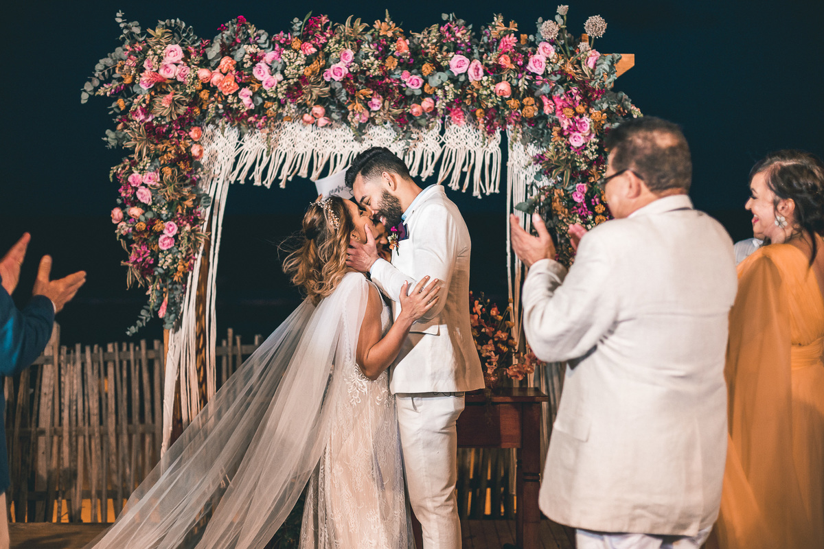 wedding-casamento-praia-beach-summer-lover-praia icapui-peroba-makingof-noiva-noivos-madrinhas-padrinhos-por do sol-buque-vestido-emoção-fotografia-fotojornalismo