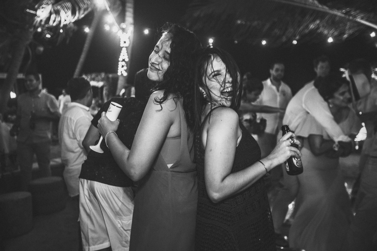 wedding-casamento-praia-beach-summer-lover-praia icapui-peroba-makingof-noiva-noivos-madrinhas-padrinhos-por do sol-buque-vestido-emoção-fotografia-fotojornalismo