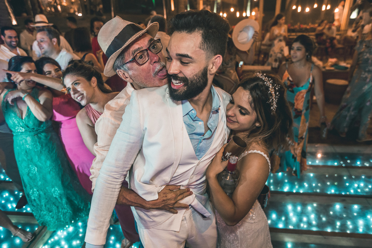 wedding-casamento-praia-beach-summer-lover-praia icapui-peroba-makingof-noiva-noivos-madrinhas-padrinhos-por do sol-buque-vestido-emoção-fotografia-fotojornalismo