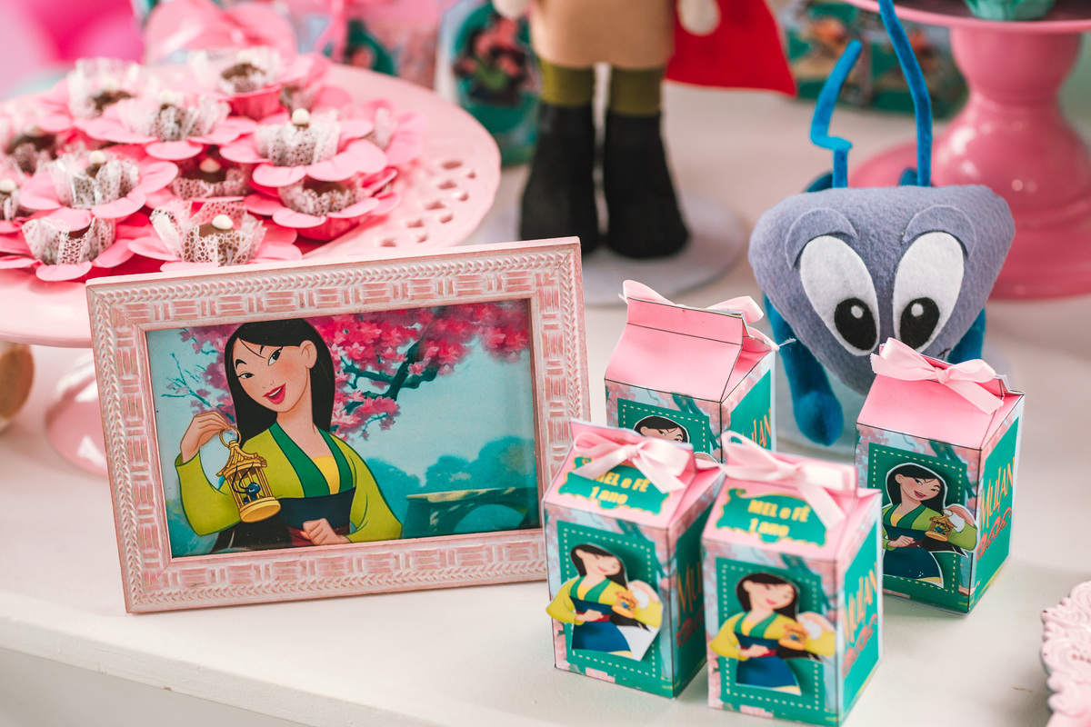 festa infantil-decoração-tema mulan-crianças-buffet-cresse fortaleza-bolo de festa-fantasias-vestido de festa-gemeas-