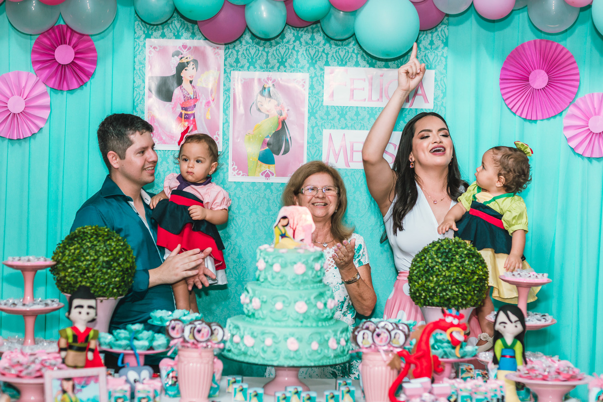 festa infantil-decoração-tema mulan-crianças-buffet-cresse fortaleza-bolo de festa-fantasias-vestido de festa-gemeas-