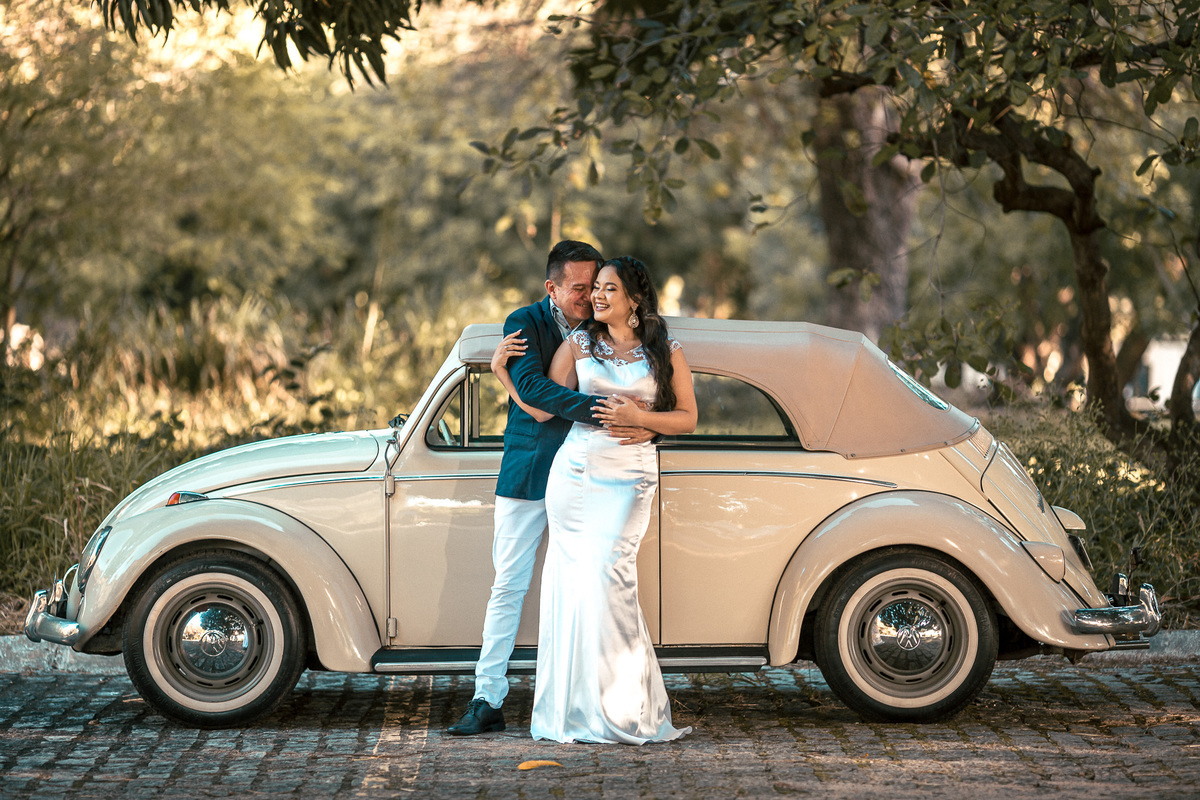 ensaio-casal-pre wedding-wedding-casamento-book de casal-fotos-fusca-carros-mileide-safadão-carro-conversivel-vestido de noiva-noivado-noivos