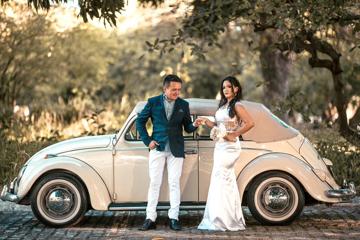 ensaio-casal-pre wedding-wedding-casamento-book de casal-fotos-fusca-carros-mileide-safadão-carro-conversivel-vestido de noiva-noivado-noivos