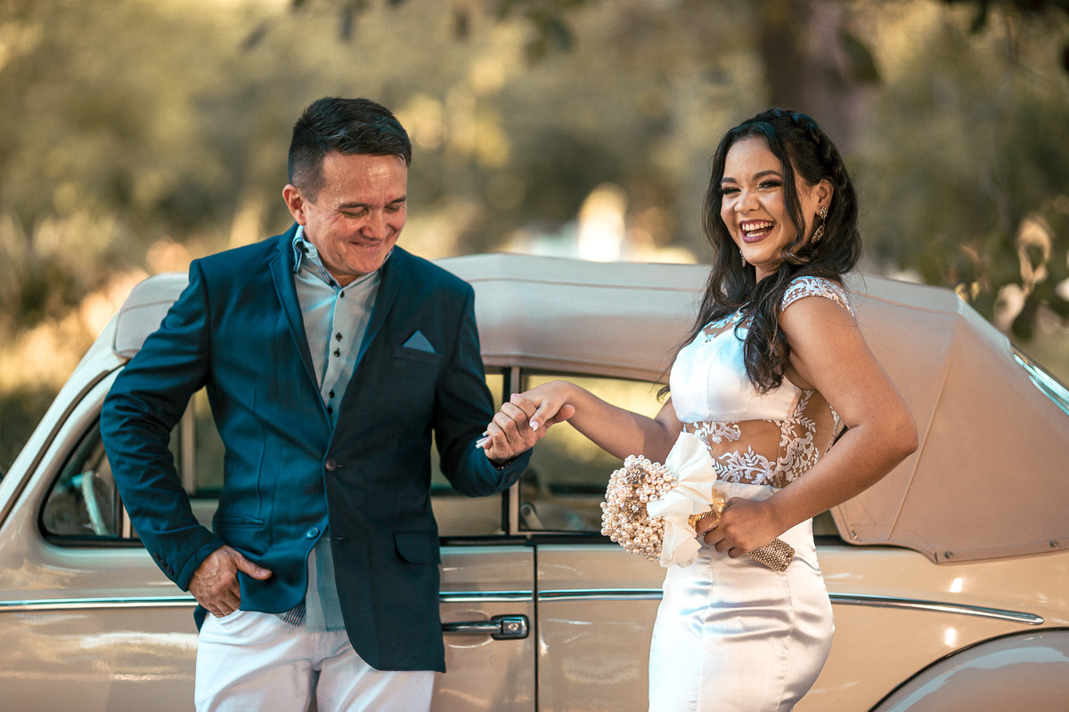 ensaio-casal-pre wedding-wedding-casamento-book de casal-fotos-fusca-carros-mileide-safadão-carro-conversivel-vestido de noiva-noivado-noivos