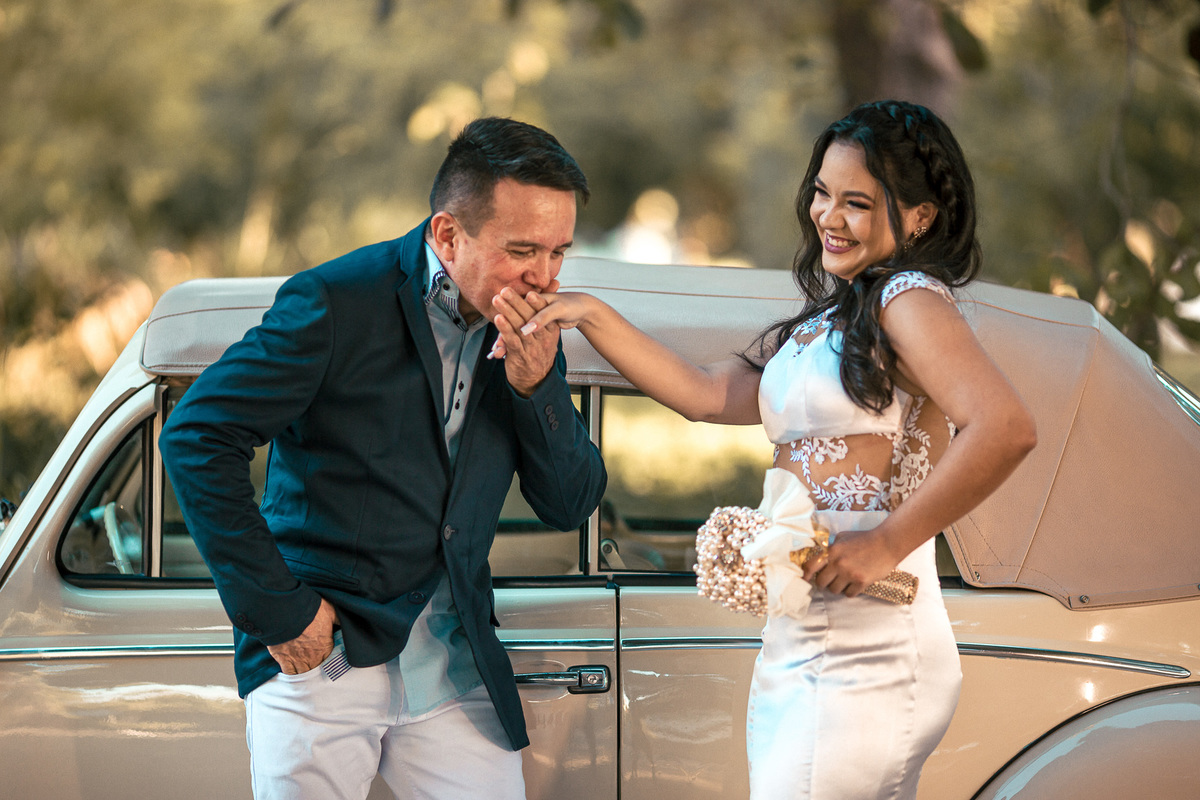 ensaio-casal-pre wedding-wedding-casamento-book de casal-fotos-fusca-carros-mileide-safadão-carro-conversivel-vestido de noiva-noivado-noivos