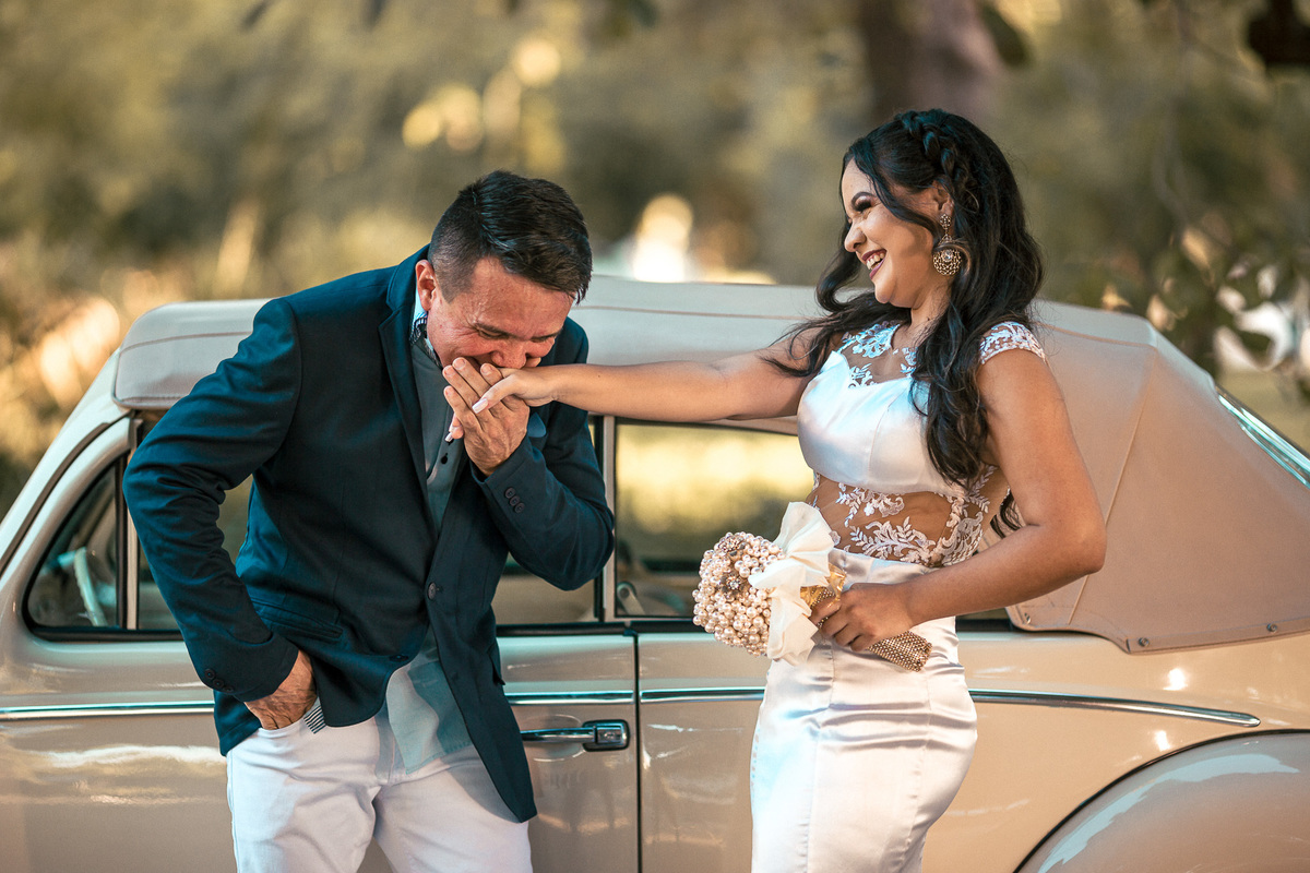 ensaio-casal-pre wedding-wedding-casamento-book de casal-fotos-fusca-carros-mileide-safadão-carro-conversivel-vestido de noiva-noivado-noivos