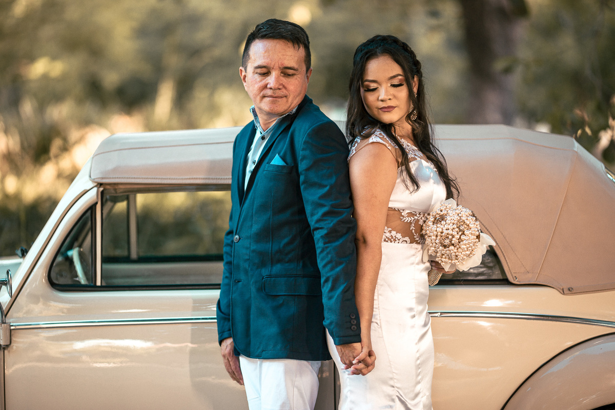 ensaio-casal-pre wedding-wedding-casamento-book de casal-fotos-fusca-carros-mileide-safadão-carro-conversivel-vestido de noiva-noivado-noivos