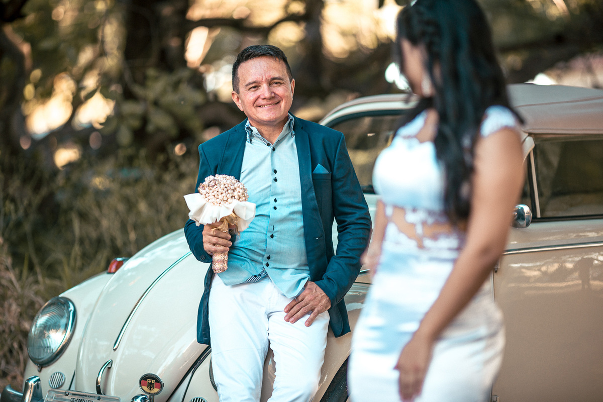 ensaio-casal-pre wedding-wedding-casamento-book de casal-fotos-fusca-carros-mileide-safadão-carro-conversivel-vestido de noiva-noivado-noivos