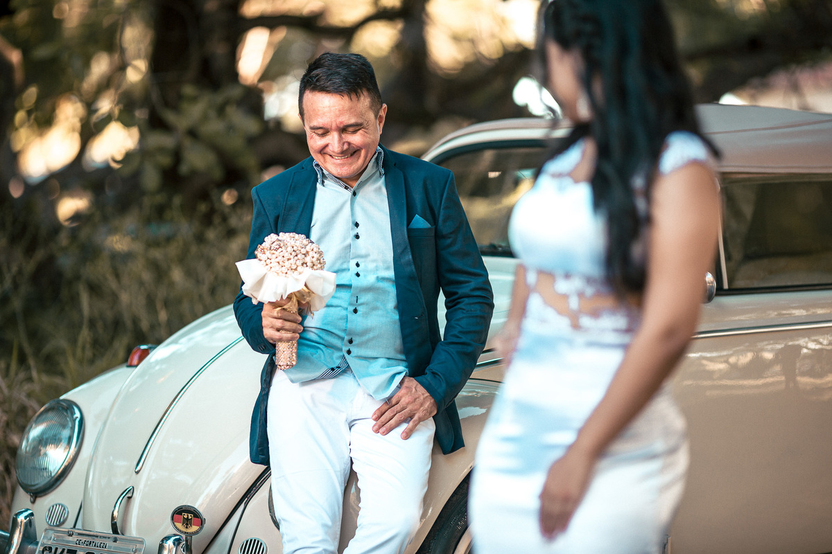 ensaio-casal-pre wedding-wedding-casamento-book de casal-fotos-fusca-carros-mileide-safadão-carro-conversivel-vestido de noiva-noivado-noivos