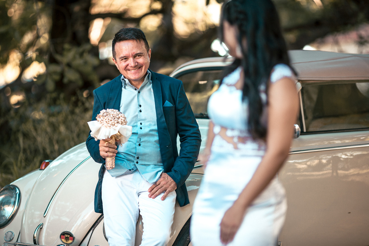 ensaio-casal-pre wedding-wedding-casamento-book de casal-fotos-fusca-carros-mileide-safadão-carro-conversivel-vestido de noiva-noivado-noivos