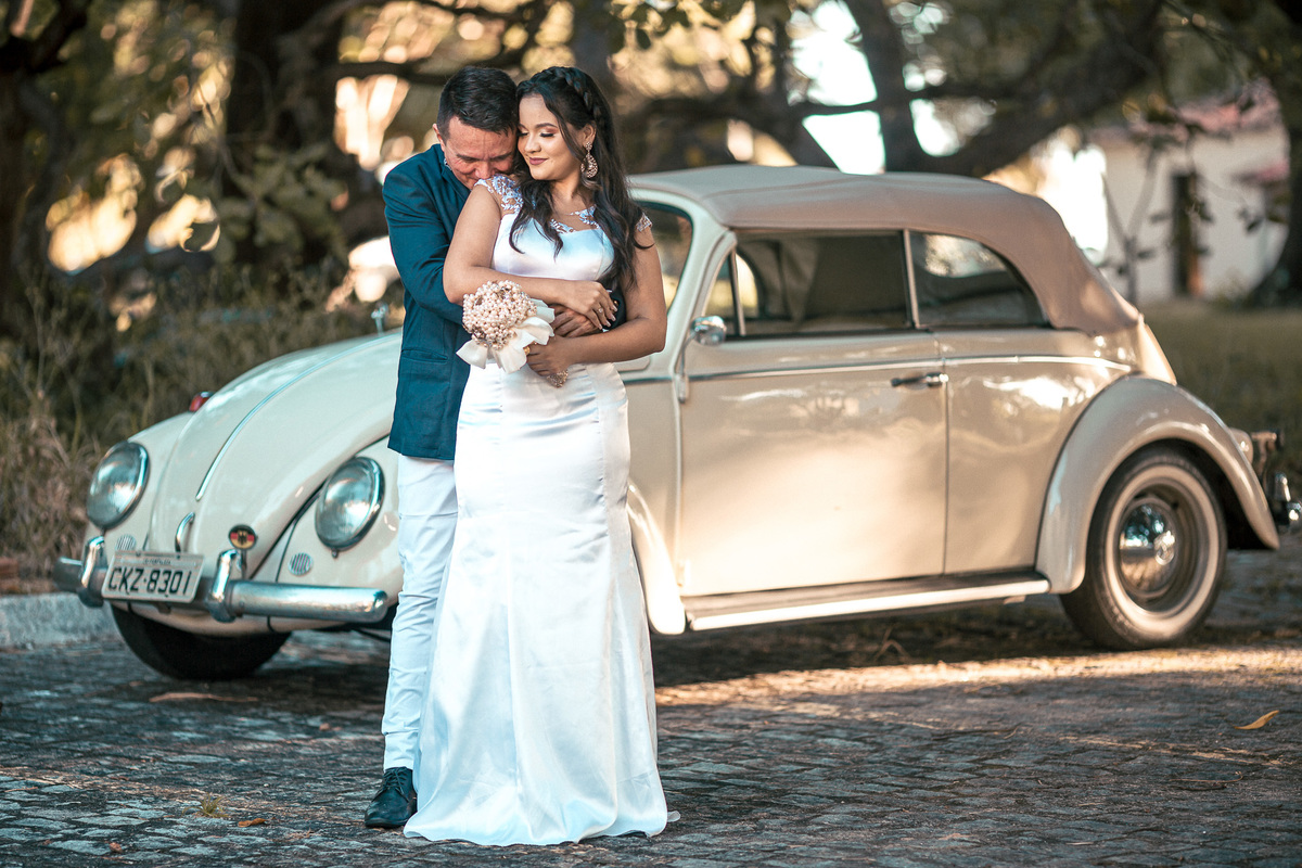 ensaio-casal-pre wedding-wedding-casamento-book de casal-fotos-fusca-carros-mileide-safadão-carro-conversivel-vestido de noiva-noivado-noivos