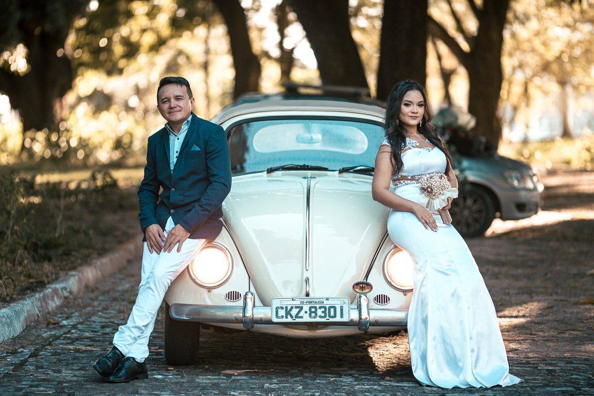 ensaio-casal-pre wedding-wedding-casamento-book de casal-fotos-fusca-carros-mileide-safadão-carro-conversivel-vestido de noiva-noivado-noivos