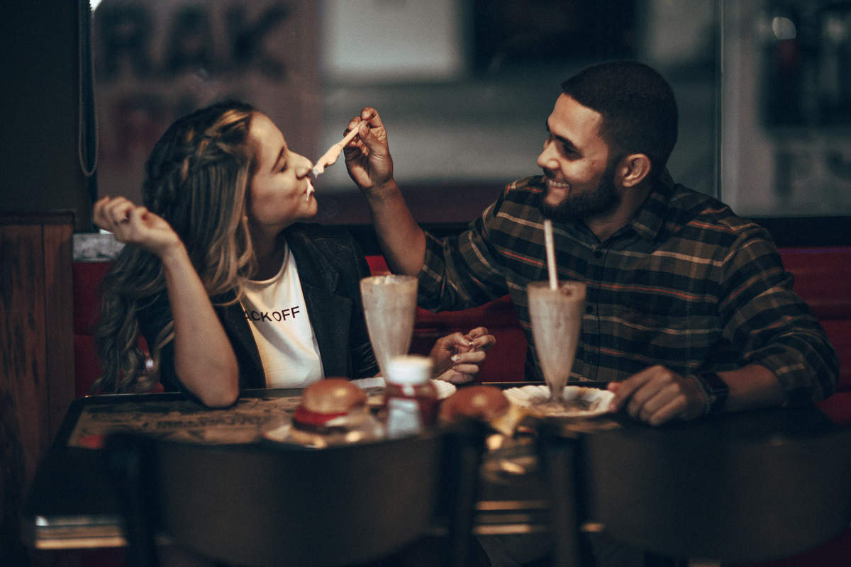 pre wedding-ensaio-fotografia-casamento-book de casal- prewedding-lover-fotos-fortaleza- parque do coco-hamburgueria-barneys