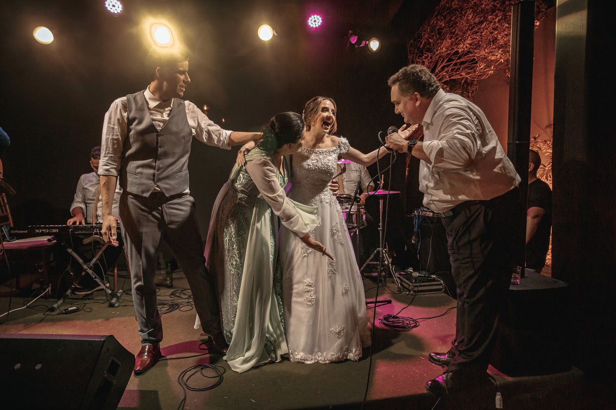 casamento-wedding-noivos-vestido noiva-restaurante pipo-pipo-cerimonia-recepção-buffet-cerimonial-carro noiva-bolo-véu-buque-festa-bebidas-dança-noivos bebados