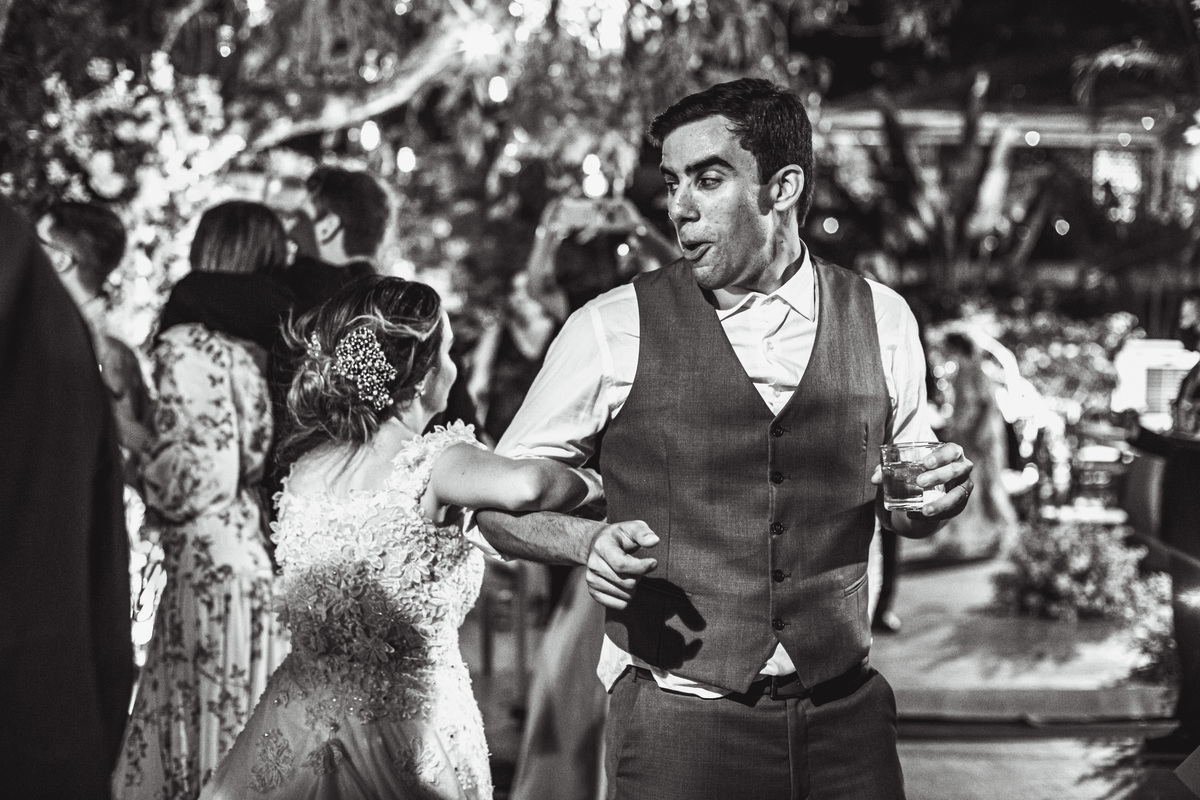 casamento-wedding-noivos-vestido noiva-restaurante pipo-pipo-cerimonia-recepção-buffet-cerimonial-carro noiva-bolo-véu-buque-festa-bebidas-dança-noivos bebados