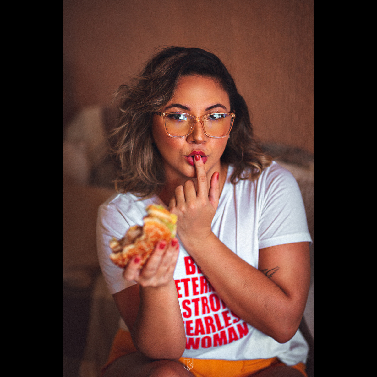 mulher-book fotografico-foto sensual-fotografia feminina-sensual-boudoir-fotos em casa-mcdonalds-bigmac-fotografo ceara-debutante-15 anos