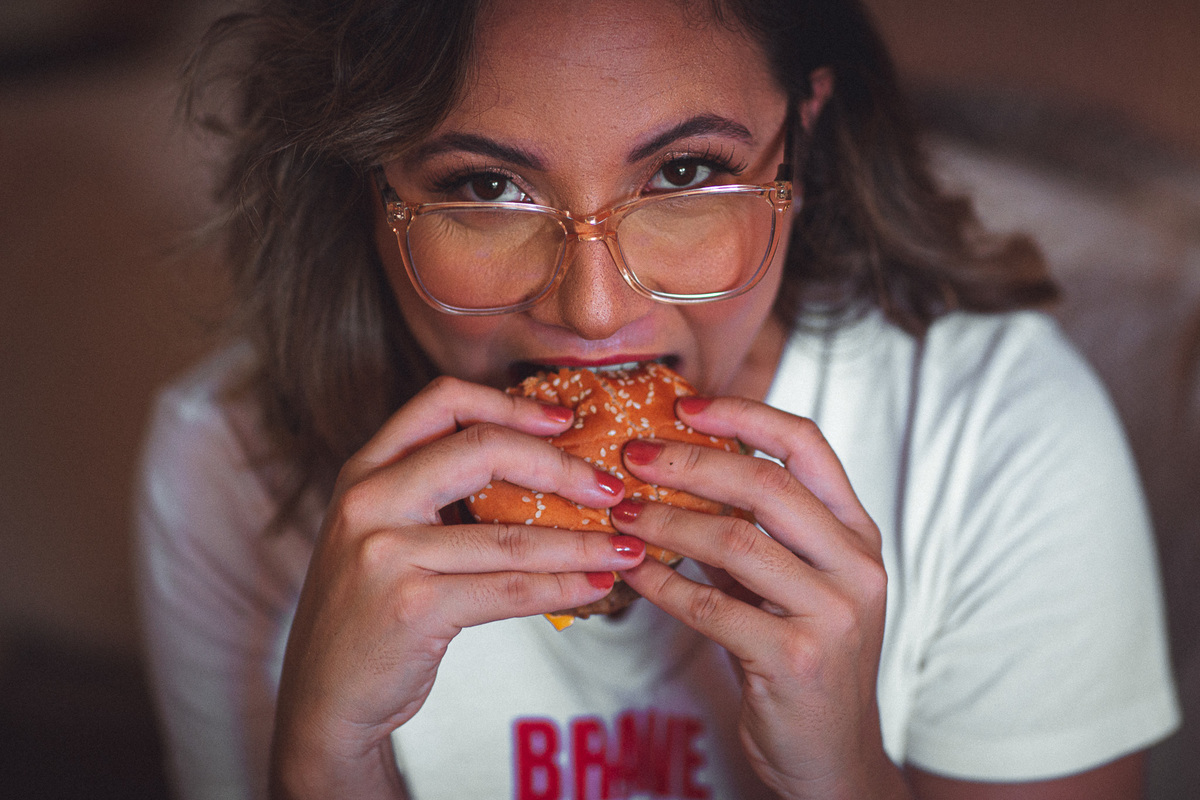 mulher-book fotografico-foto sensual-fotografia feminina-sensual-boudoir-fotos em casa-mcdonalds-bigmac-fotografo ceara-debutante-15 anos