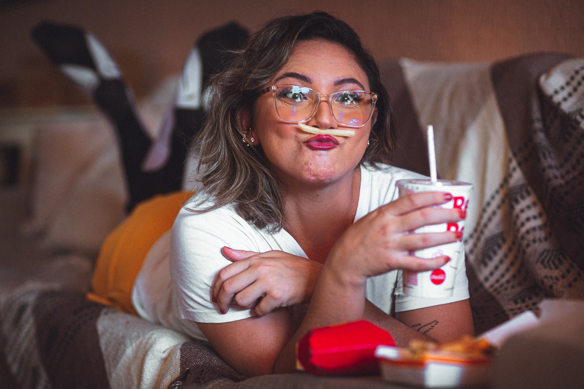 mulher-book fotografico-foto sensual-fotografia feminina-sensual-boudoir-fotos em casa-mcdonalds-bigmac-fotografo ceara-debutante-15 anos