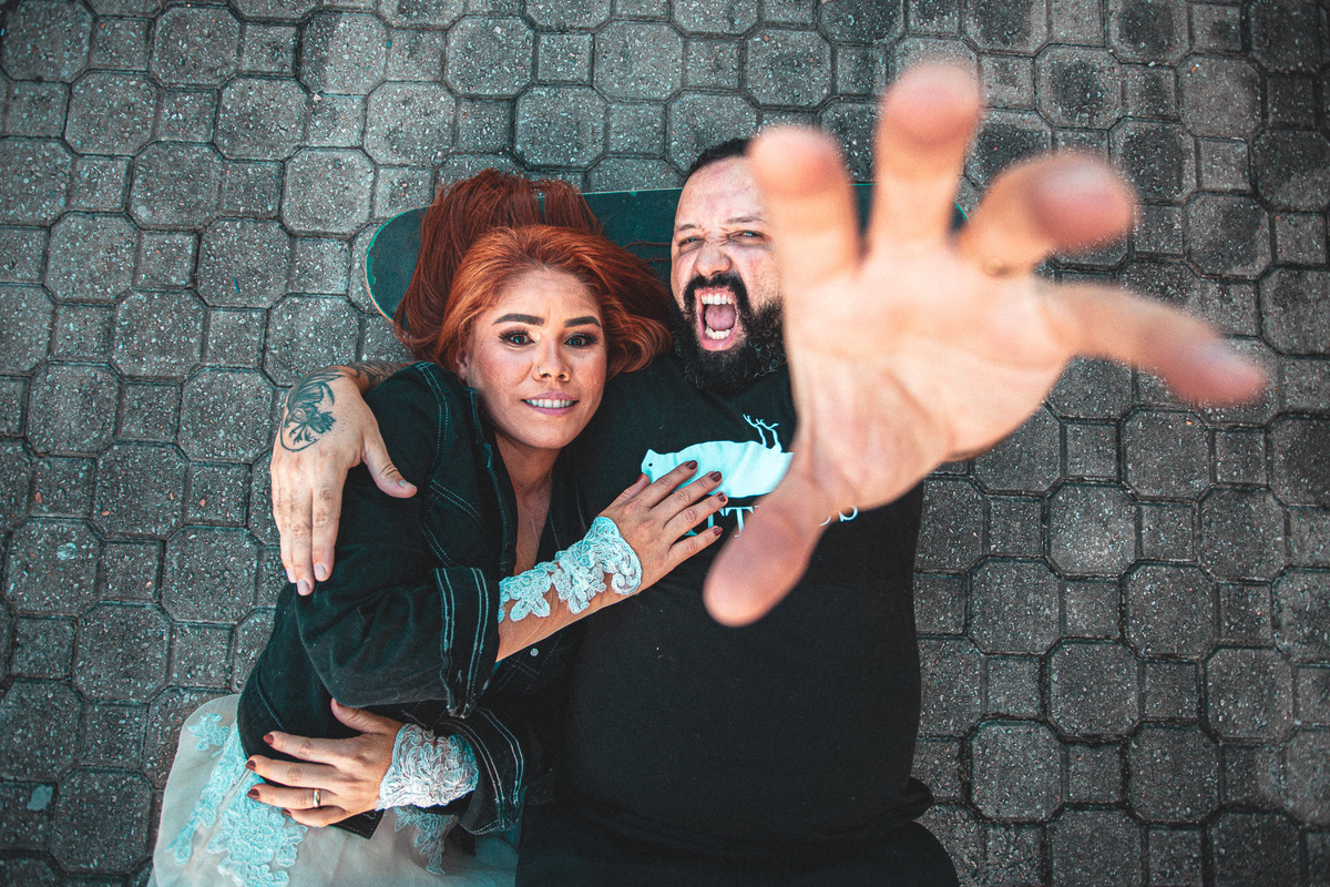 casal-noivos-noiva-casamento-vestido de noiva-pre wedding-book casal-ensaio-skate-pet-dog-game-ps4-rock in roll-vestido de noiva-allstar-converse-noiva de tenis