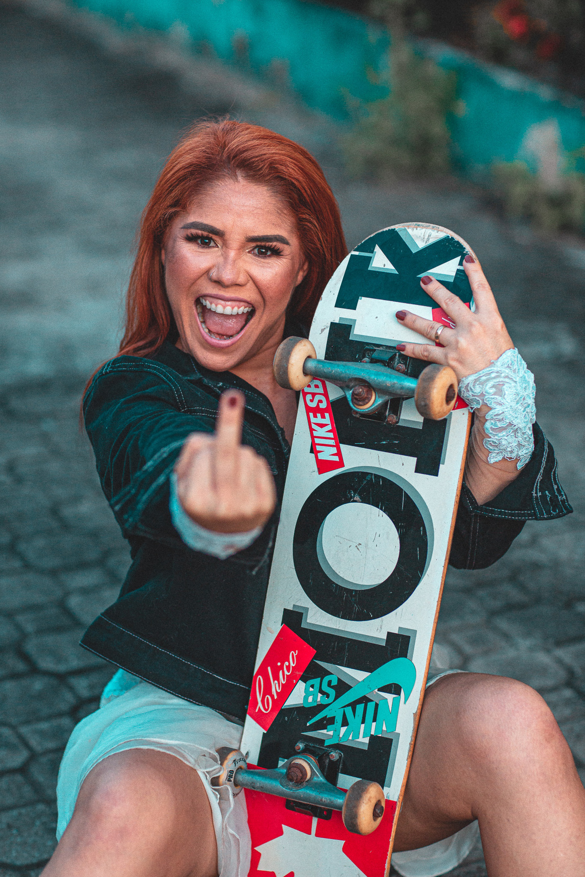 casal-noivos-noiva-casamento-vestido de noiva-pre wedding-book casal-ensaio-skate-pet-dog-game-ps4-rock in roll-vestido de noiva-allstar-converse-noiva de tenis