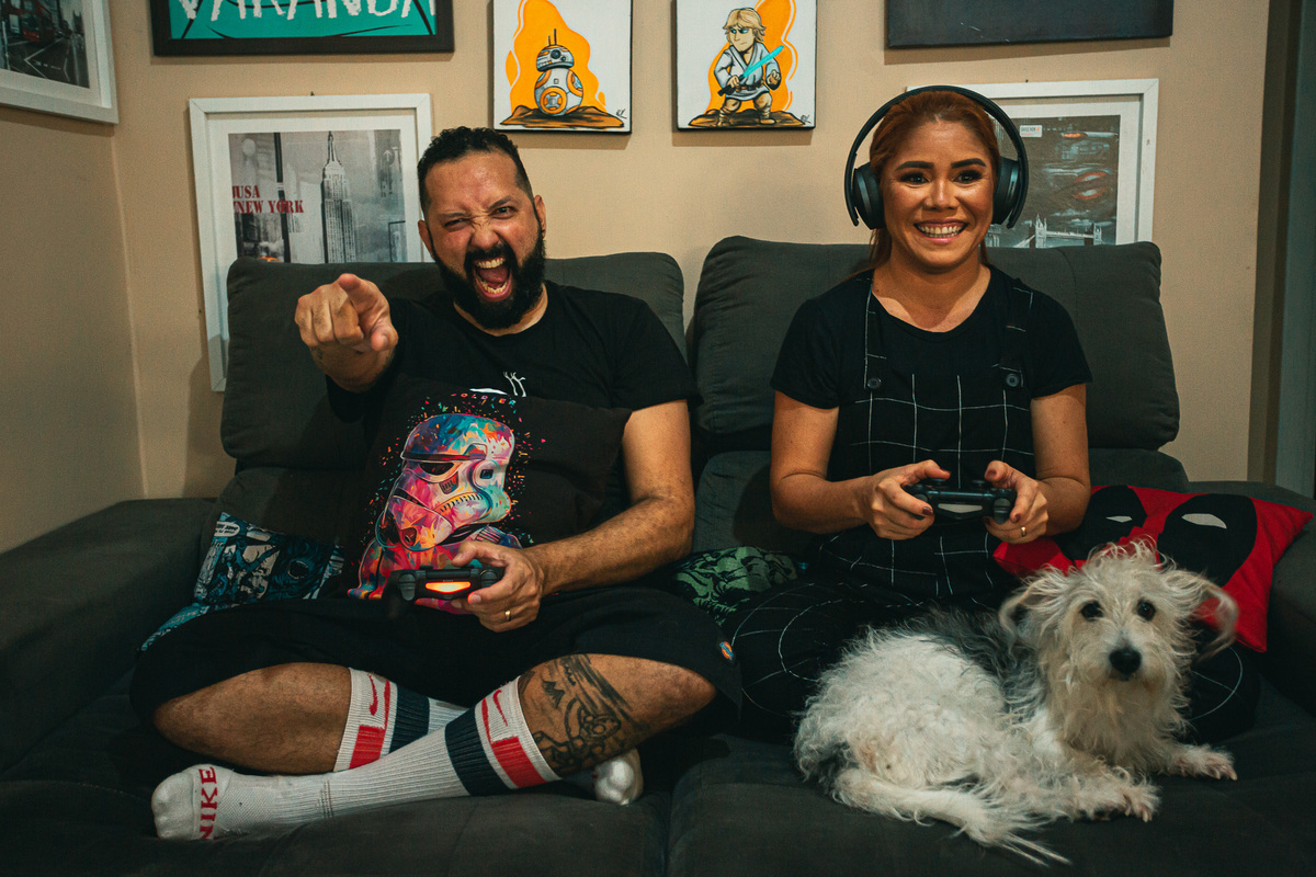 casal-noivos-noiva-casamento-vestido de noiva-pre wedding-book casal-ensaio-skate-pet-dog-game-ps4-rock in roll-vestido de noiva-allstar-converse-noiva de tenis