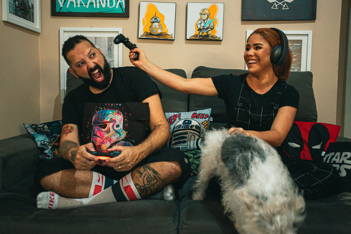 casal-noivos-noiva-casamento-vestido de noiva-pre wedding-book casal-ensaio-skate-pet-dog-game-ps4-rock in roll-vestido de noiva-allstar-converse-noiva de tenis