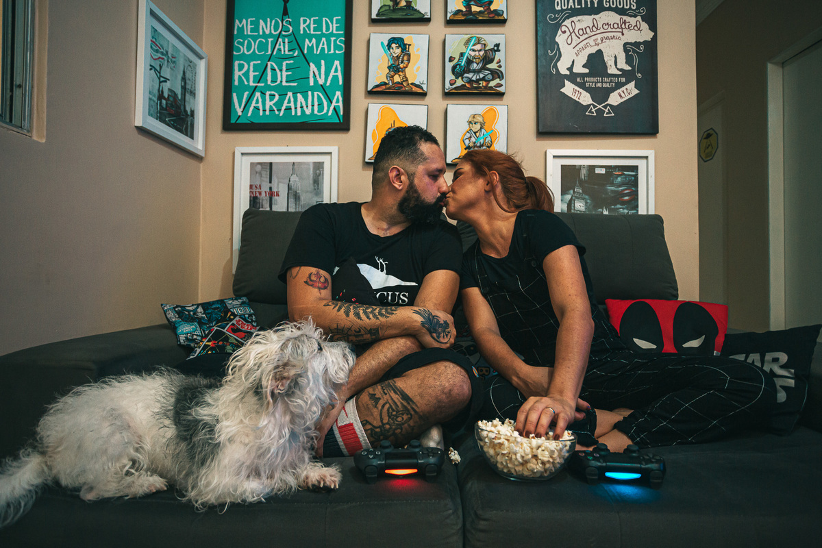 casal-noivos-noiva-casamento-vestido de noiva-pre wedding-book casal-ensaio-skate-pet-dog-game-ps4-rock in roll-vestido de noiva-allstar-converse-noiva de tenis