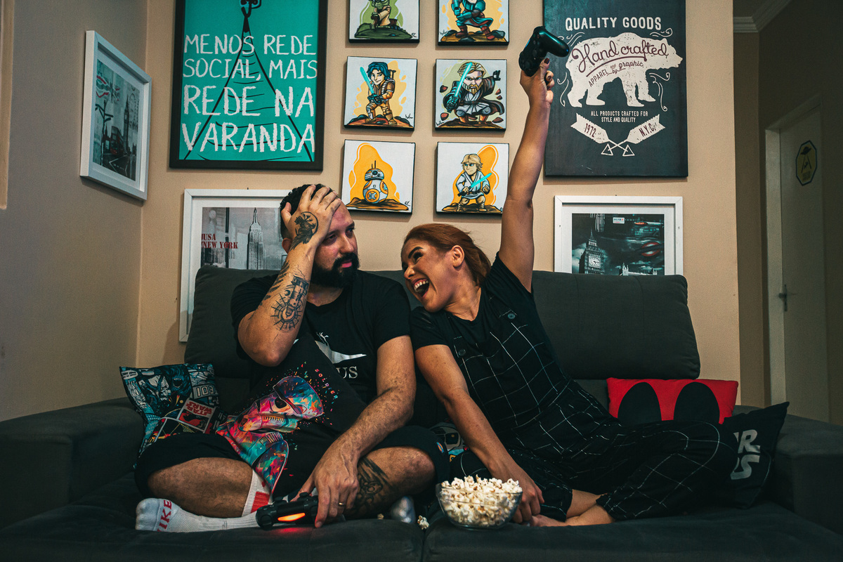 casal-noivos-noiva-casamento-vestido de noiva-pre wedding-book casal-ensaio-skate-pet-dog-game-ps4-rock in roll-vestido de noiva-allstar-converse-noiva de tenis