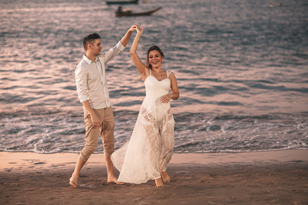 ensaio-pre wedding-casamento-book na praia-noivado-noiva-fotografo de casamento-praia-mucuripe-sasha-por do sol