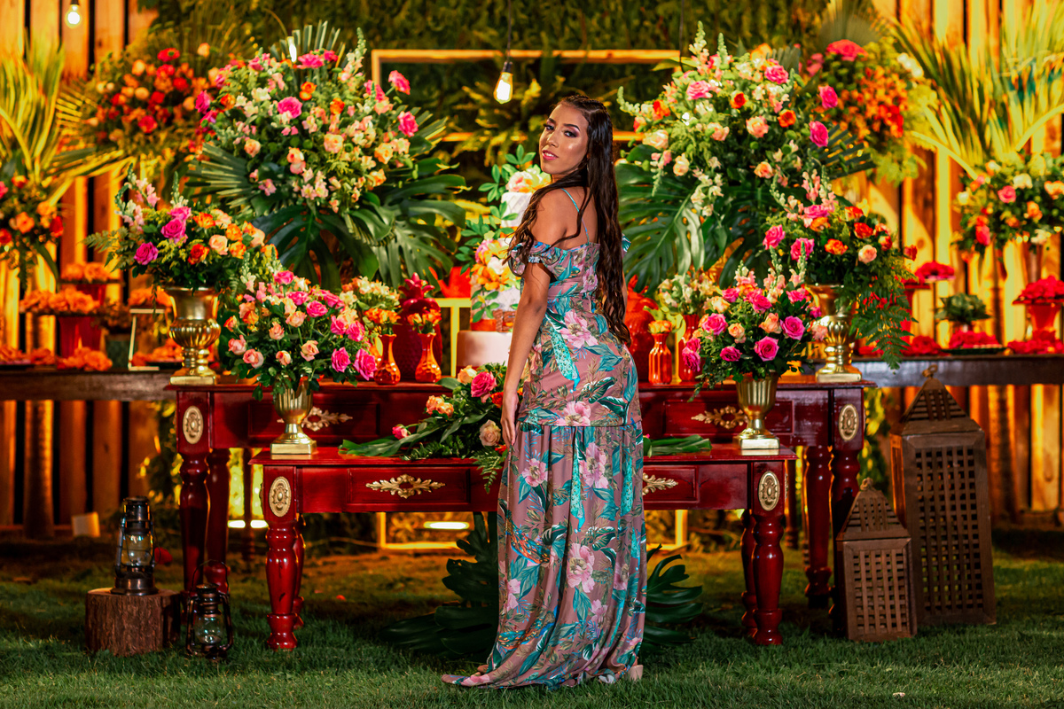 debutante-15 anos-menina-mulher-festa-buffet-fotografia-ensaio debutante-bolo-vou debutar-vestido-fotografo-praia-tema tropical