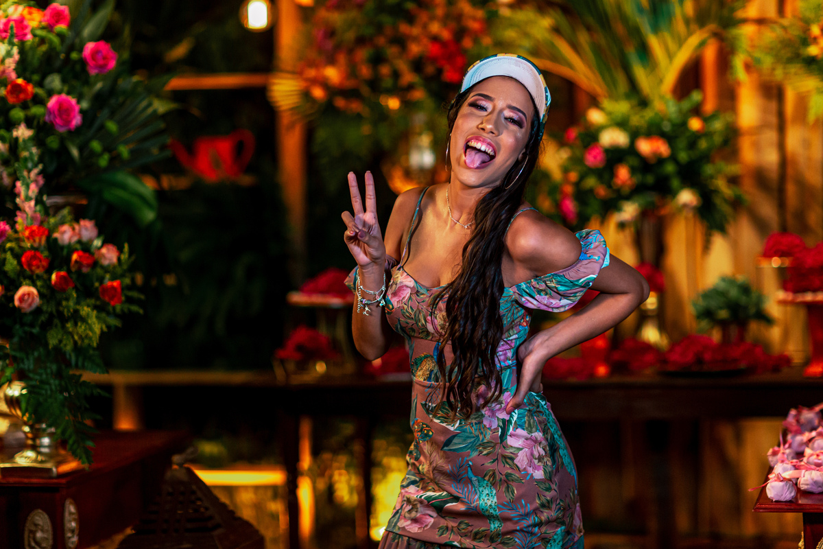 debutante-15 anos-menina-mulher-festa-buffet-fotografia-ensaio debutante-bolo-vou debutar-vestido-fotografo-praia-tema tropical