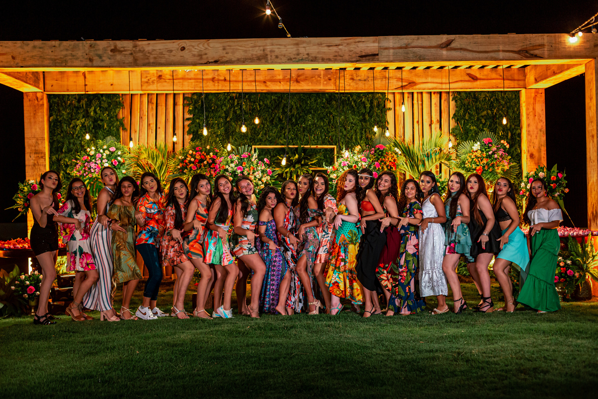 debutante-15 anos-menina-mulher-festa-buffet-fotografia-ensaio debutante-bolo-vou debutar-vestido-fotografo-praia-tema tropical