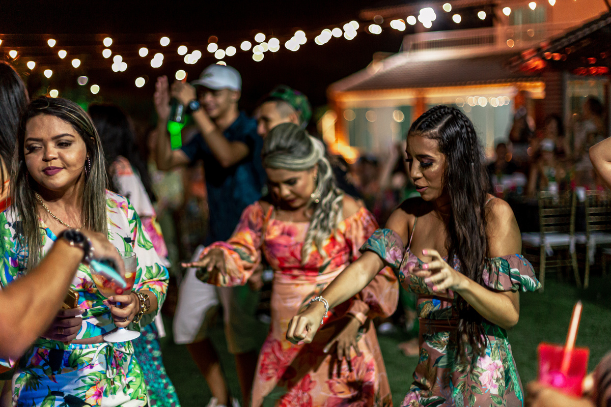 debutante-15 anos-menina-mulher-festa-buffet-fotografia-ensaio debutante-bolo-vou debutar-vestido-fotografo-praia-tema tropical