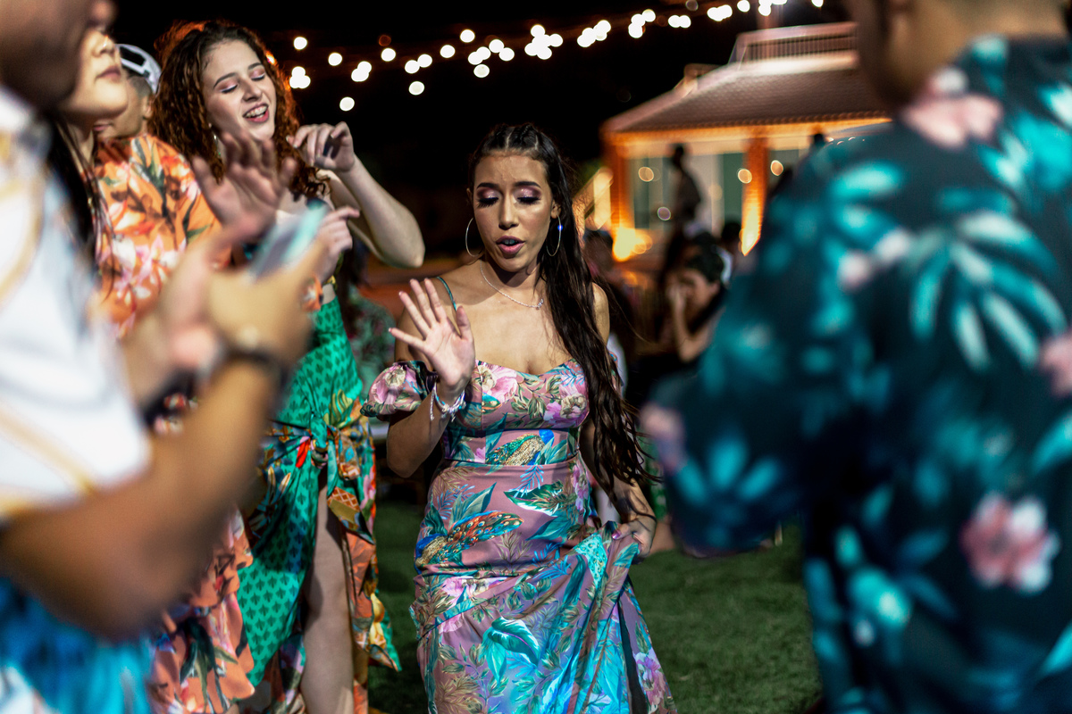 debutante-15 anos-menina-mulher-festa-buffet-fotografia-ensaio debutante-bolo-vou debutar-vestido-fotografo-praia-tema tropical